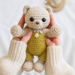 Image générée par IA d'un ourson au crochet, basée sur une photo originale des Neptuneries