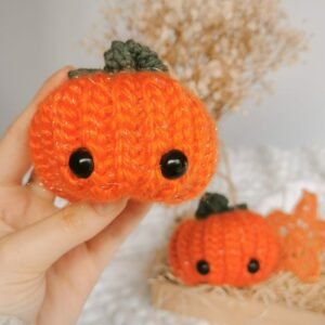 Photo de produit de la peluche Clovis la citrouille orange avec fil argenté.